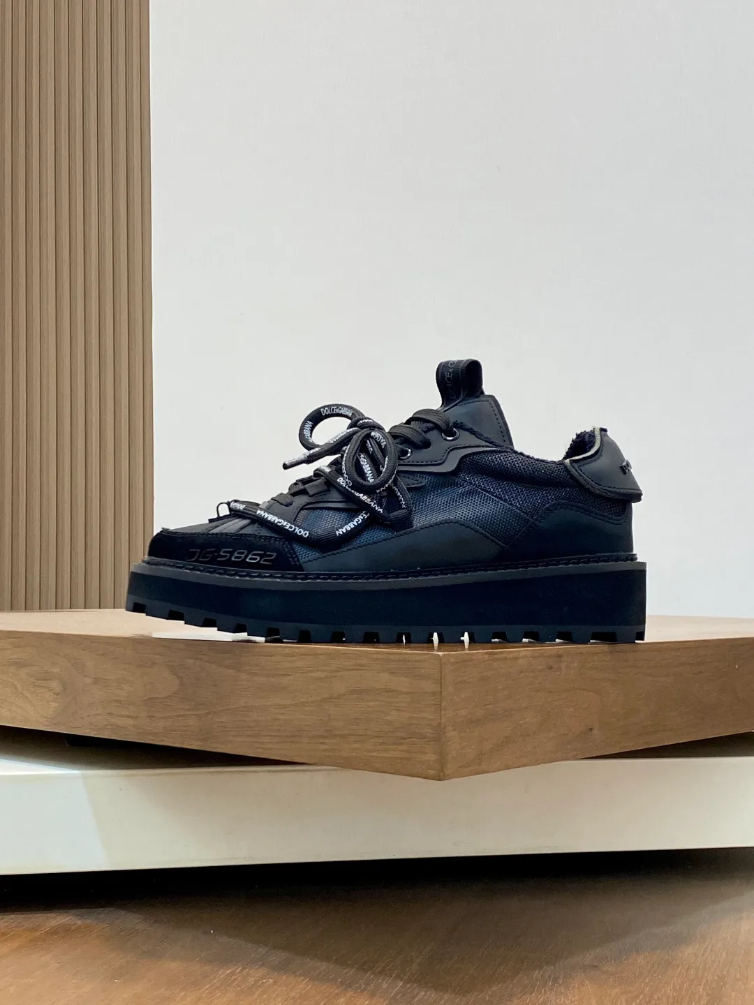 Men's men's shoes💰800 Dolce&Gabbana/Dolce & Gabbana men's new casual sports shoes This sneaker is made of multiple materials. The nylon fabric upper is integrated with glossy leather, suede leather and rubber elements, and is decorated with reflective details. It has a silk-screen logo and a dual design of thick round and flat laces. It has a square toe, rubber foam midsole and gear pattern rubber composite sole decorated with the iconic "DG" logo. The shoe body is decorated with three-dimensional labels with the brand logo in many places. The style is fashionable and elegant, and the unique design is presented in a dazzling and modern new language. The fabric towel lining is paired with logo cowhide feet for a stylish and stylish look! Comes with a full set of packaging! Size: 39-40-41-42-43-44 leather shoe size (38/45 can be customized but does not support returns)